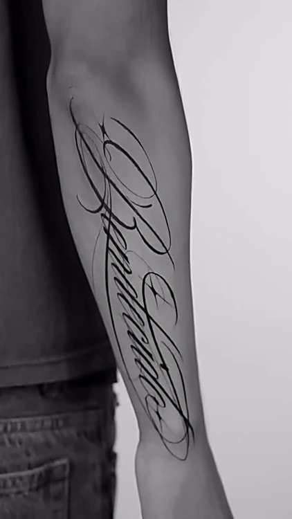 Caligrafía larga en negro a lo largo del antebrazo