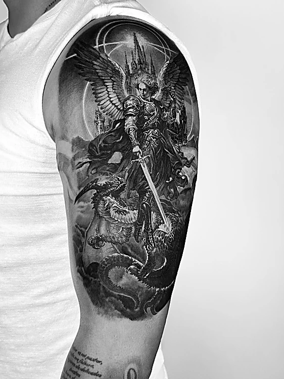 Guerrero con alas en realismo negro y gris que cubre el brazo completo