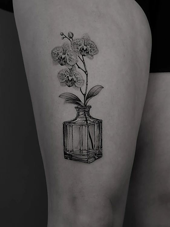 Orquídea dentro de un florero de vidrio, línea fina en negro