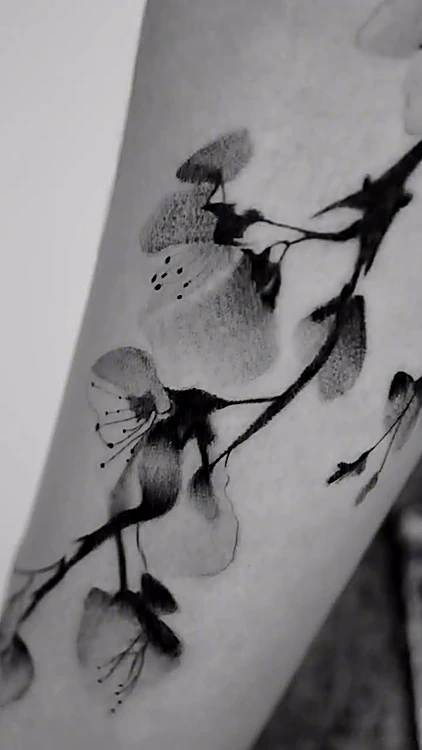 Rama con flores pintada en tinta negra tipo pincel