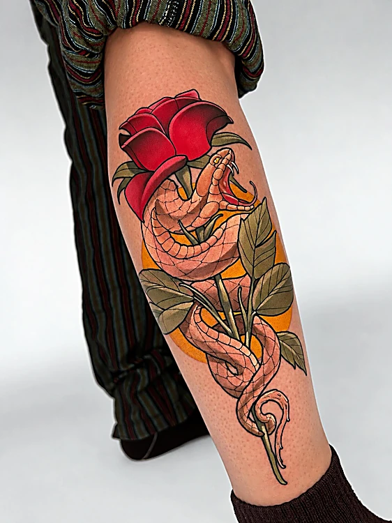 Rosa roja con una serpiente enroscada, neotradicional a color en la pantorrilla