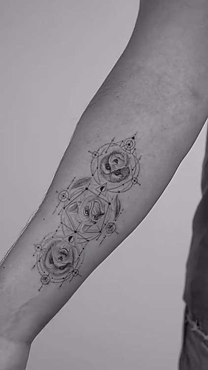Rosas unidas por líneas y círculos geométricos en el antebrazo